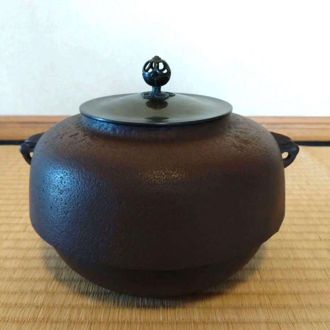 唐銅鬼面風炉釜　畠春斎造　共箱（真塗敷板・底土器・前土器)付