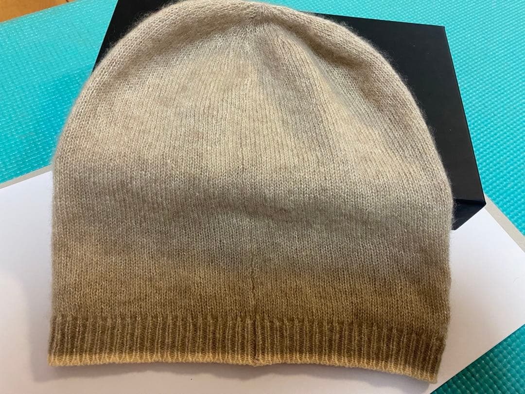 CHANEL ベージュ ビーニー ロゴ刺繍付き