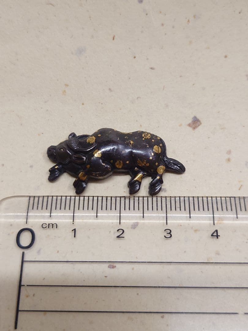 目貫、赤銅地に水牛図