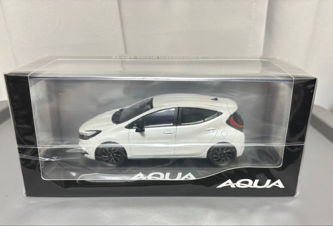 1／30ミニカー。トヨタ非売品。アクア。