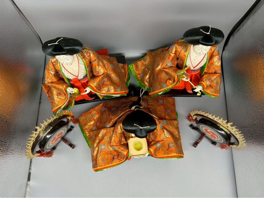「雛人形付属　三人仕丁（随身人形）　橙色狩衣　太鼓付き　豪華衣装」