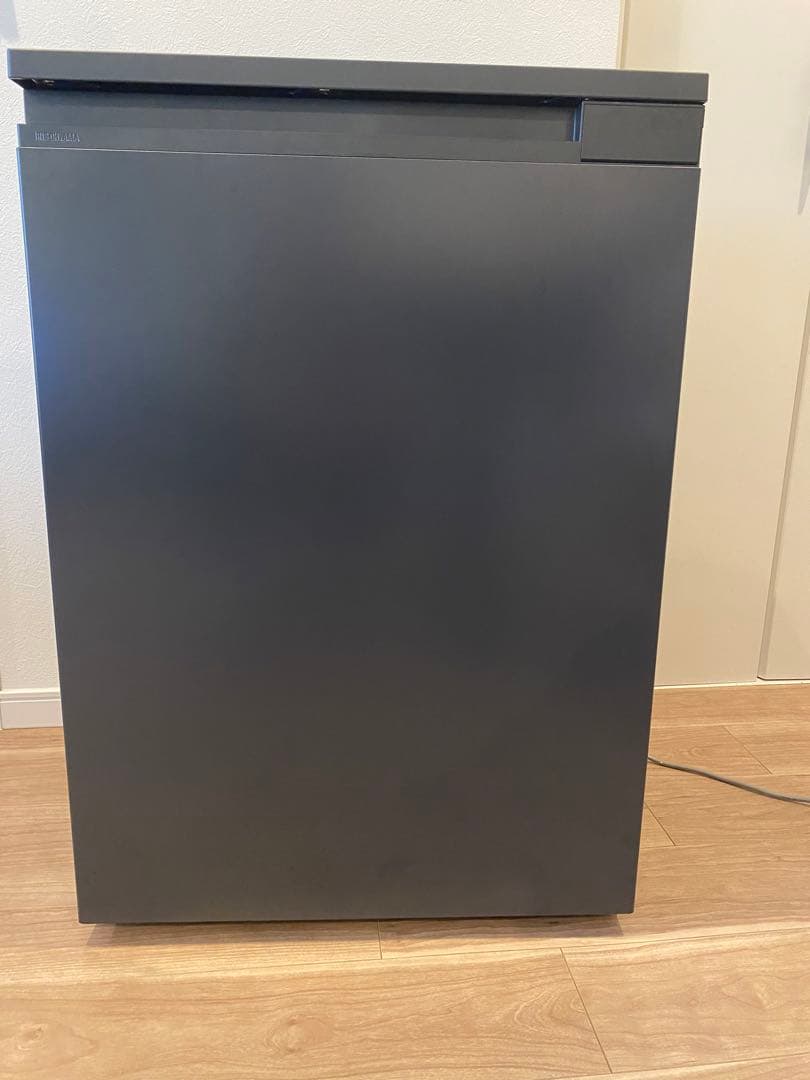 【新品未使用】　アイリスオーヤマ 冷蔵庫 IRS-N7A-B 66L奥行きスリム