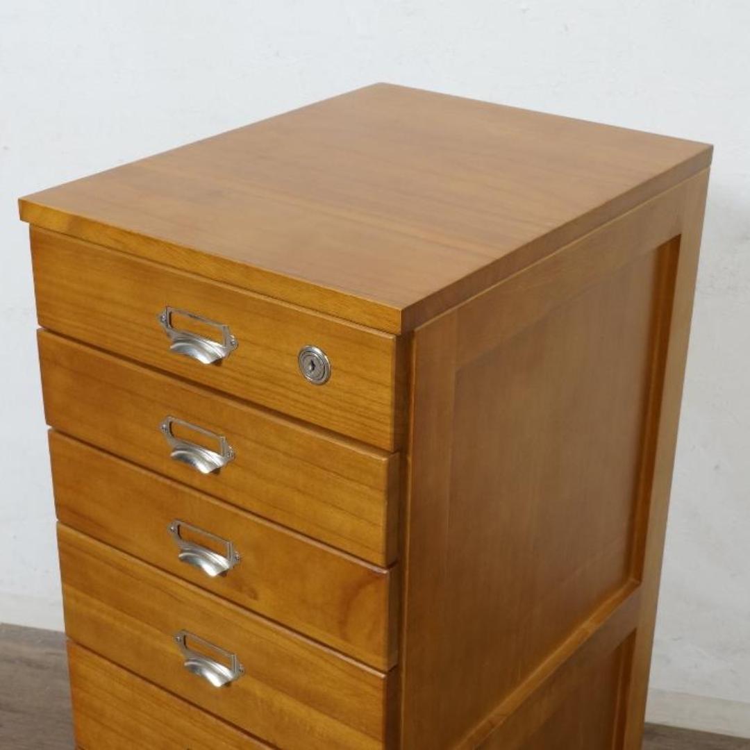 アウトレット　　書類整理　B4サイズ　チェスト7段　キャスター付き