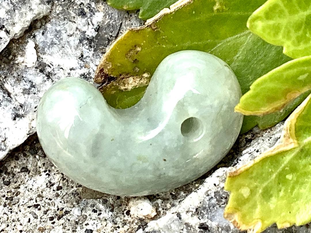 ✳極上肌‼️氷紋様‼️ ソーティング付アイスジェイド糸魚川翡翠勾玉本物‼️高額材料使用