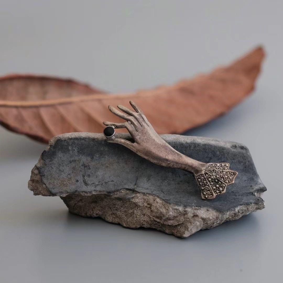 イギリス アンティーク 純銀 ハンドモチーフ ブローチ