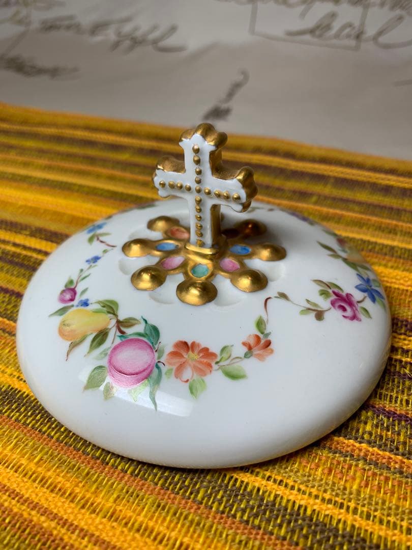 フランス製　アンティーク　リモージュ焼きの金彩とフルーツ花柄が素晴らしい蓋物！