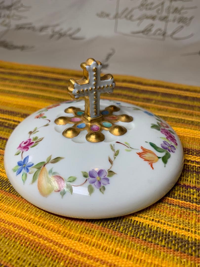 フランス製　アンティーク　リモージュ焼きの金彩とフルーツ花柄が素晴らしい蓋物！