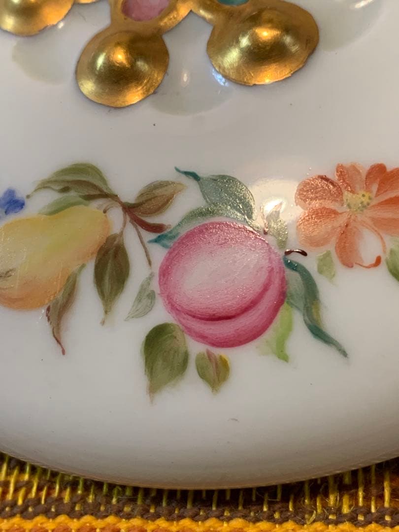 フランス製　アンティーク　リモージュ焼きの金彩とフルーツ花柄が素晴らしい蓋物！