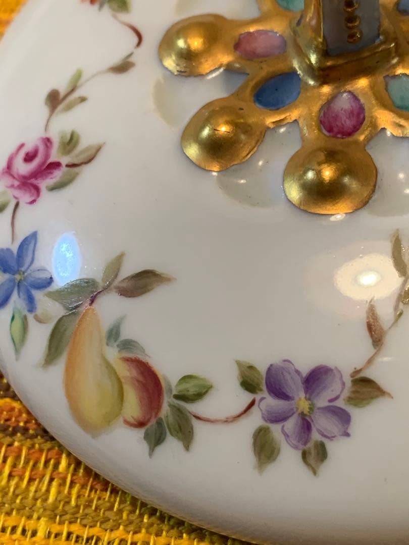 フランス製　アンティーク　リモージュ焼きの金彩とフルーツ花柄が素晴らしい蓋物！