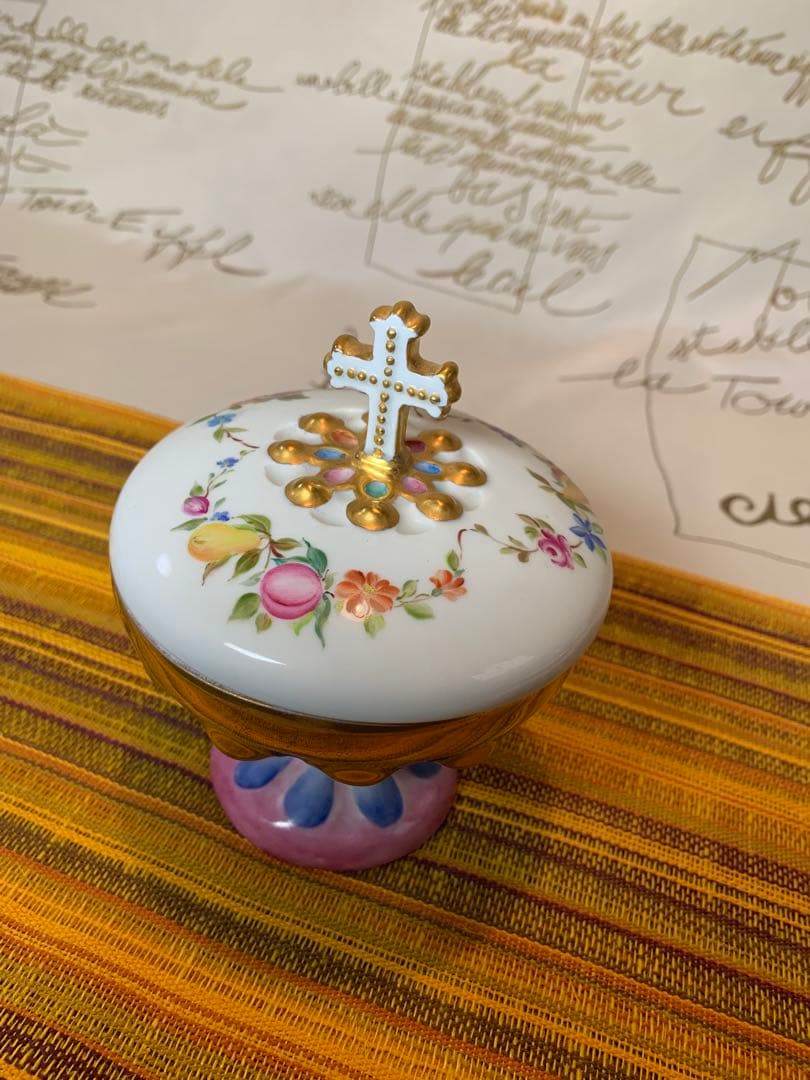 フランス製　アンティーク　リモージュ焼きの金彩とフルーツ花柄が素晴らしい蓋物！