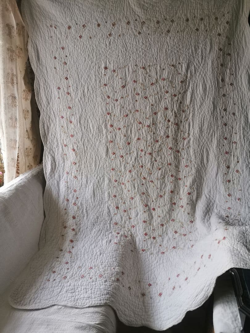 ヴィンテージ フランス/イギリス プチローズ刺繍 スカラップリム ふっくらキルト