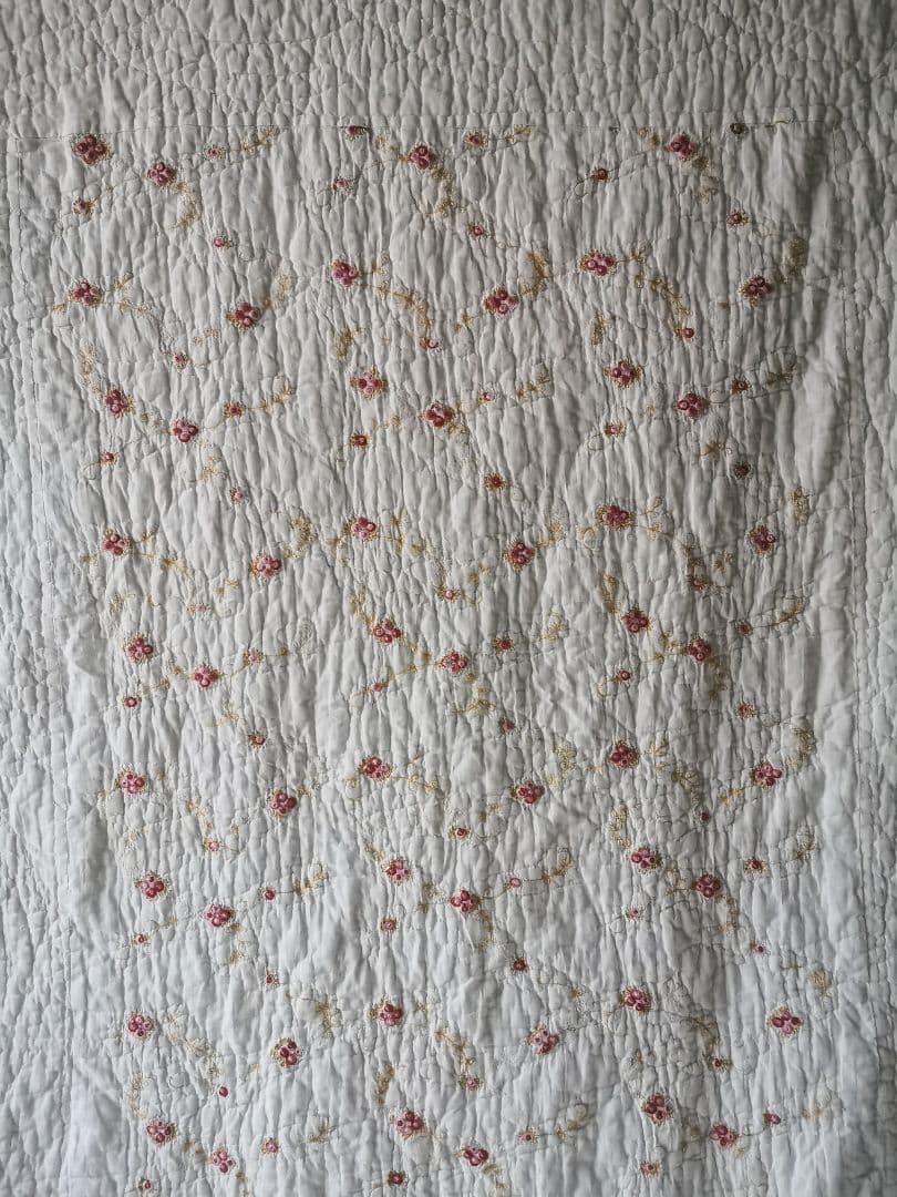 ヴィンテージ フランス/イギリス プチローズ刺繍 スカラップリム ふっくらキルト