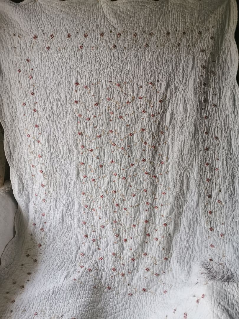 ヴィンテージ フランス/イギリス プチローズ刺繍 スカラップリム ふっくらキルト