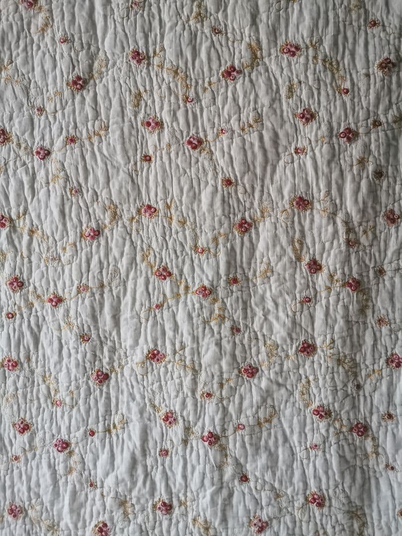 ヴィンテージ フランス/イギリス プチローズ刺繍 スカラップリム ふっくらキルト