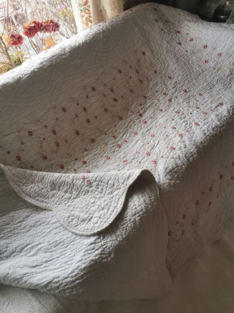 ヴィンテージ フランス/イギリス プチローズ刺繍 スカラップリム ふっくらキルト