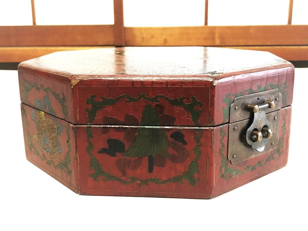 【 大清乾隆御製 献上箱 】　皇室御用達司　八角木製漆絵双龍図　飾り彫金　古玩