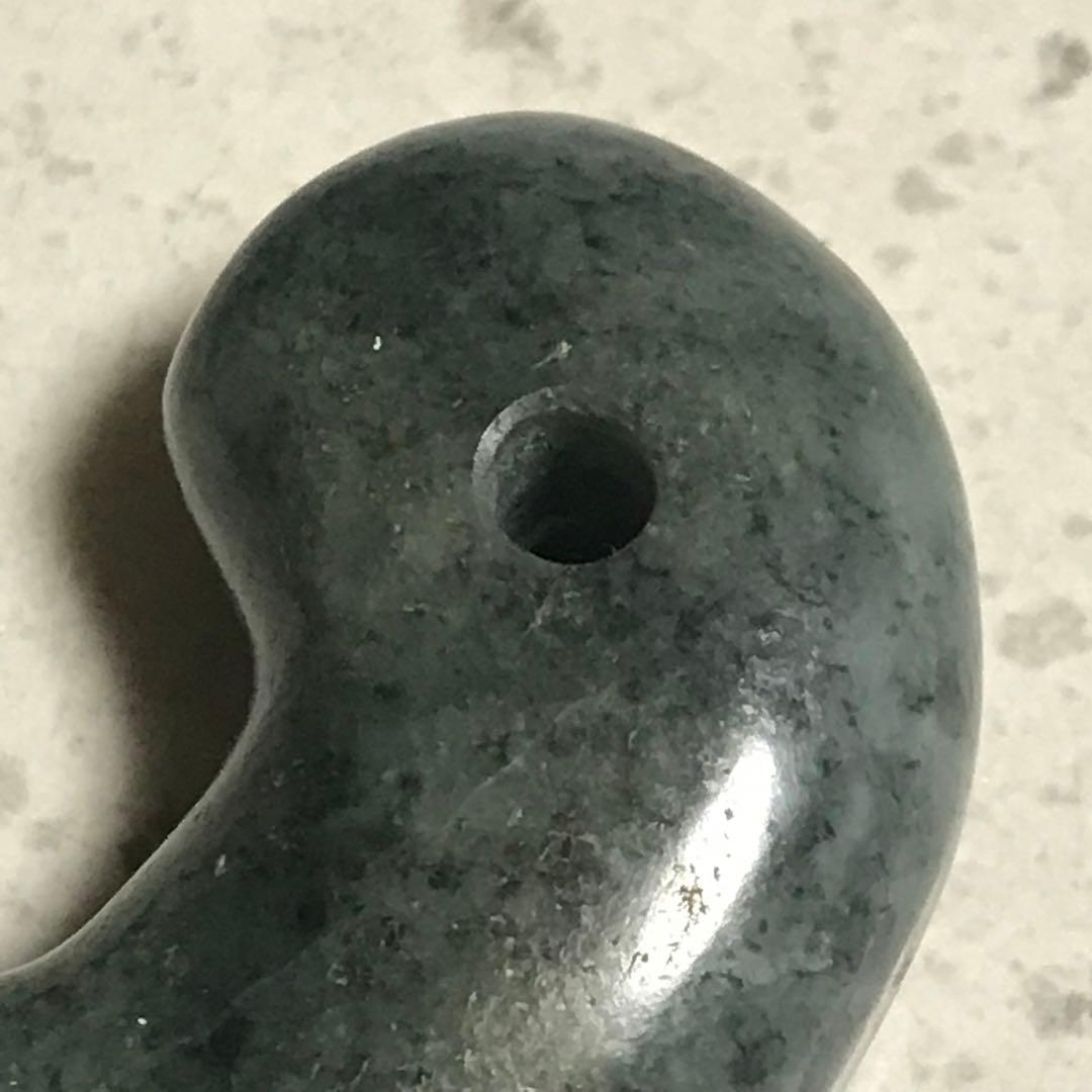 糸魚川産　青系　翡翠　ヒスイ　まがたま　勾玉