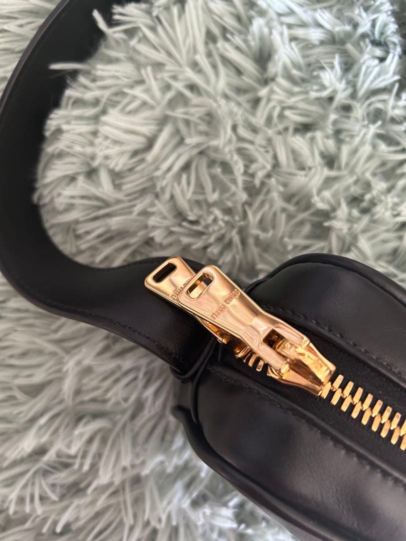 miumiu ミュウミュウ レザー ロゴショルダーバッグ ブラック