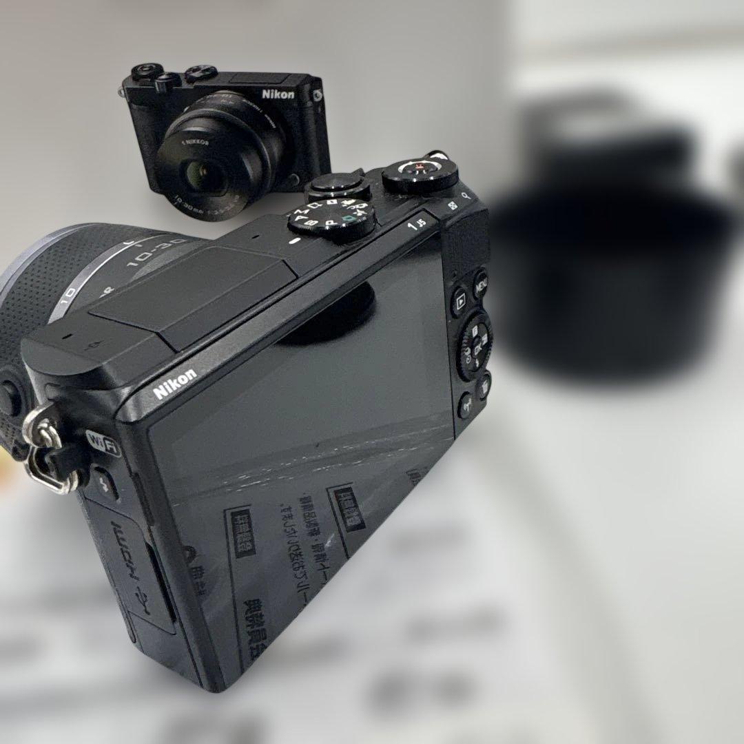 美品　Nikon 1 J5 ズームレンズキット シルバー