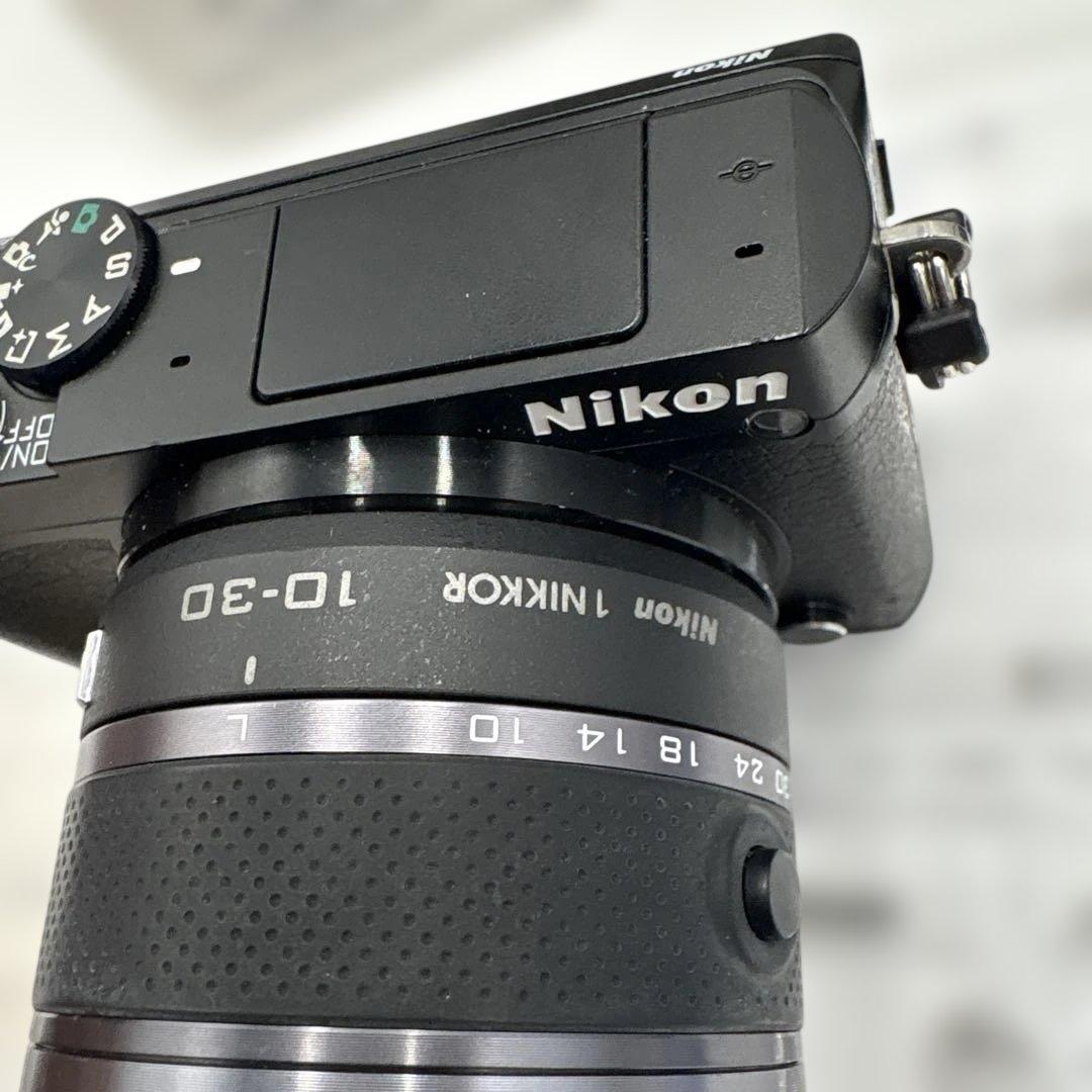 美品　Nikon 1 J5 ズームレンズキット シルバー