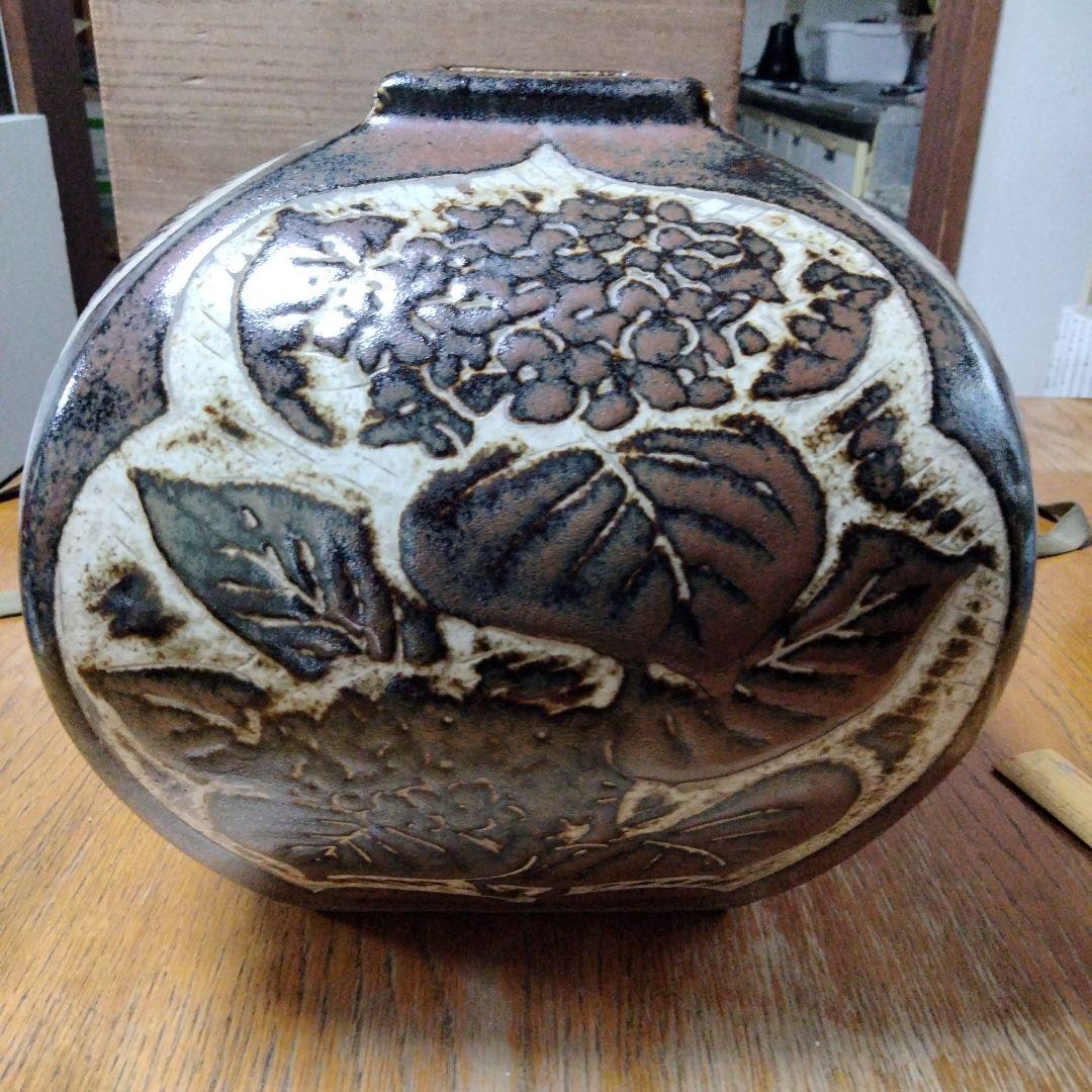 セール鉄釉刻花文の壺