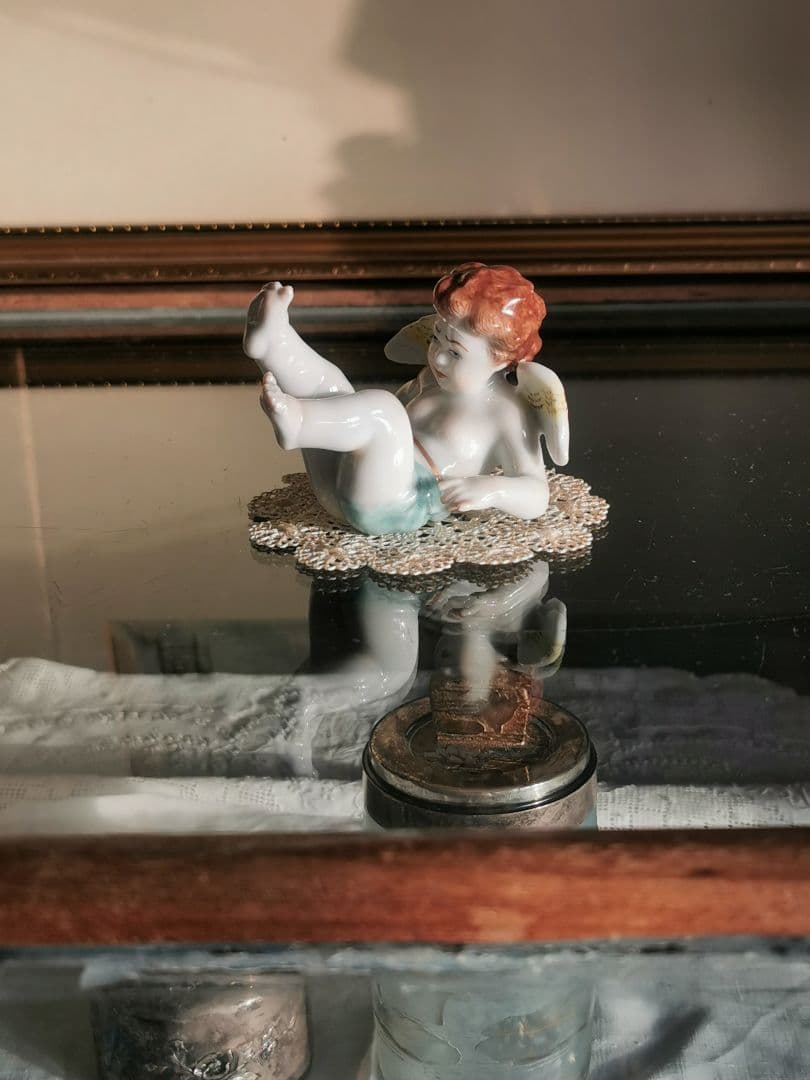 アンティークドイツポーセリン でんぐり返し子供天使 造形美フィギュリン レース付