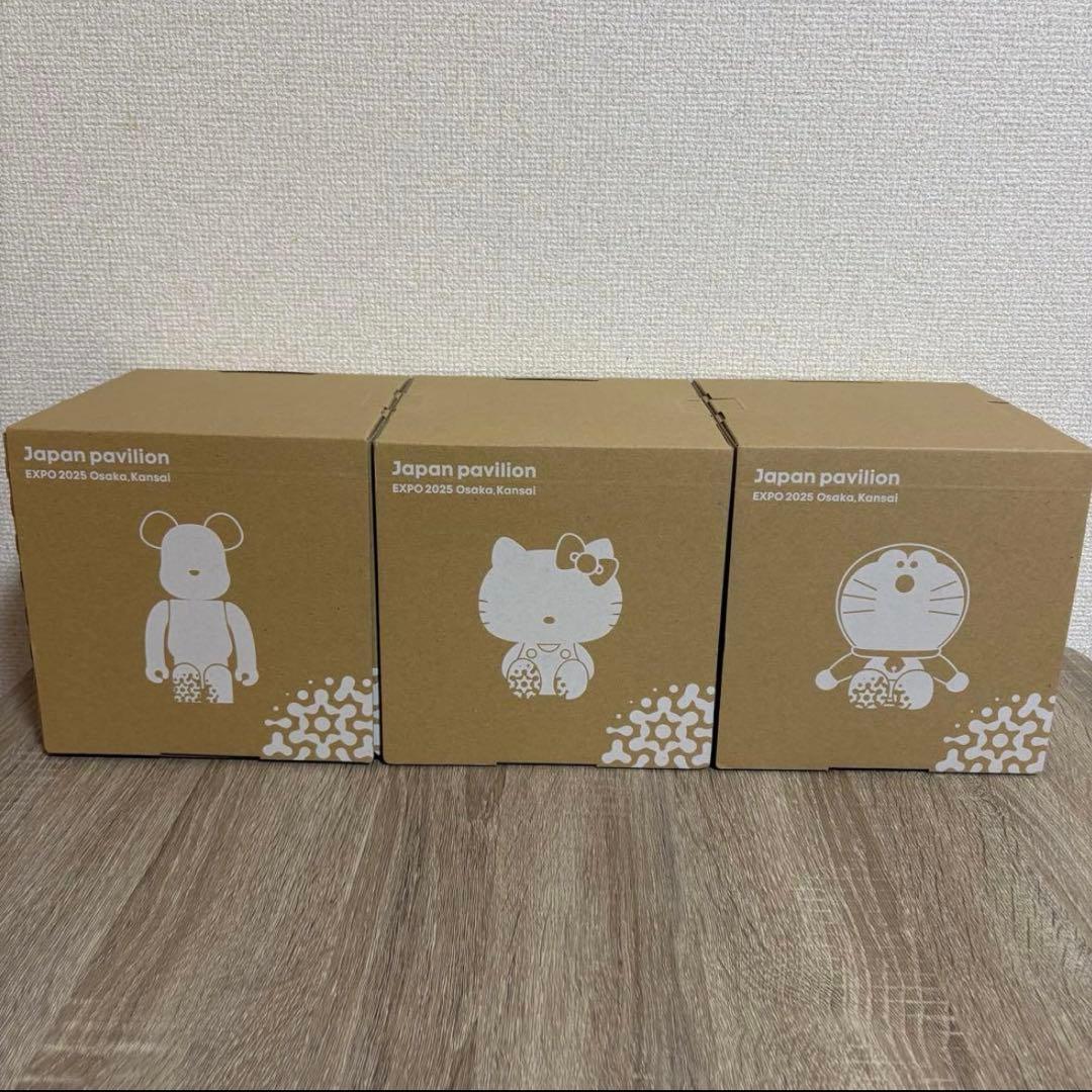 大阪関西万博　日本館限定フィギュア3体 　ベアブリック　ハローキティ　ドラえもん