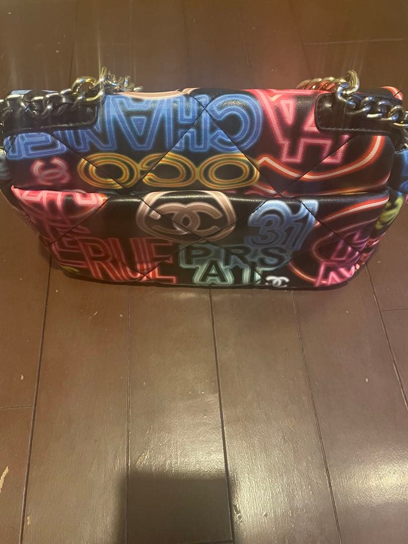 ネオンマルチカラーのシャネル 19 フラップバッグ