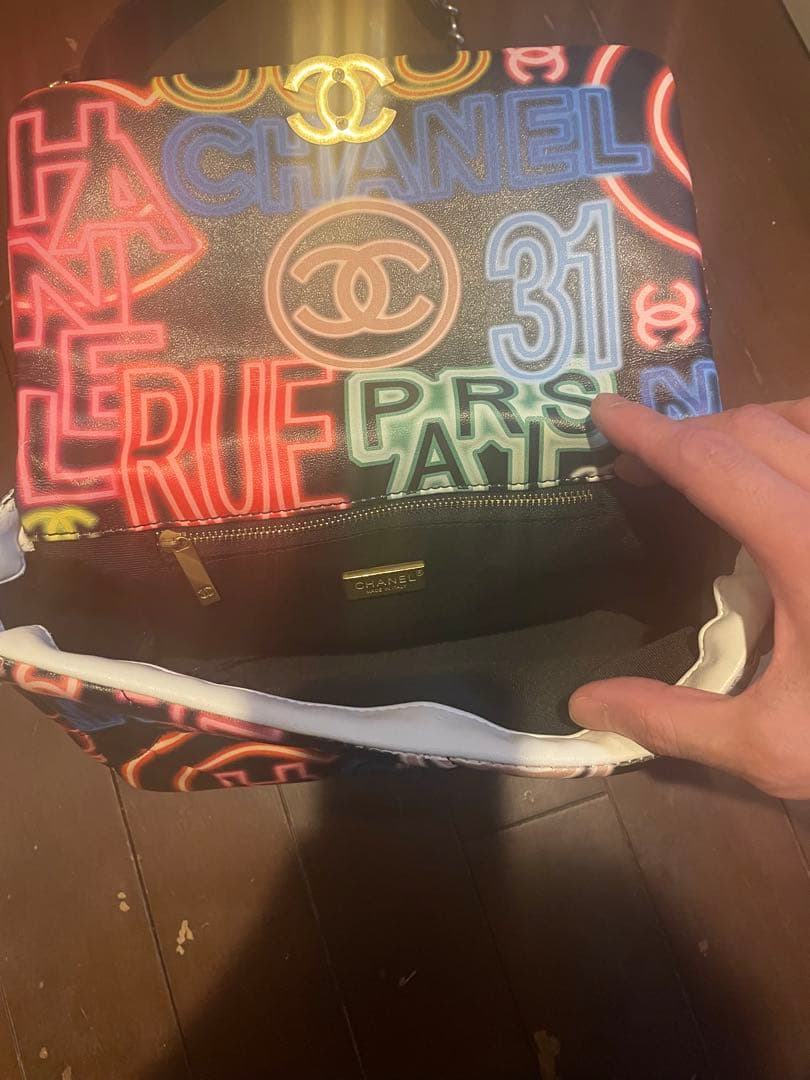 ネオンマルチカラーのシャネル 19 フラップバッグ