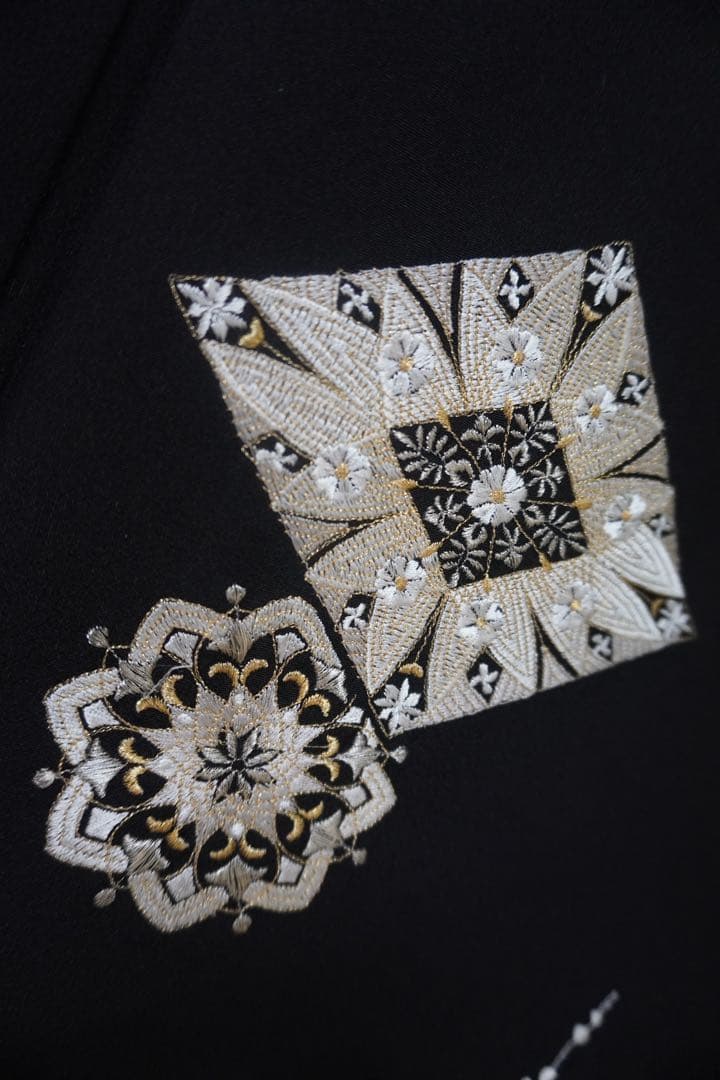 や*き様 白い花の刺繍　黒地付下げ 単衣仕立て
