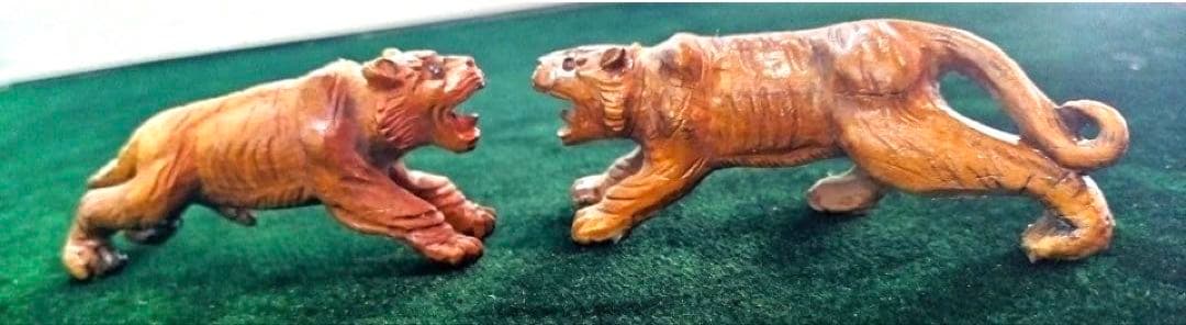黄楊木の一刀彫り達磨置物。自然木置物。龍置物。黄楊木の一刀彫り虎（2頭）