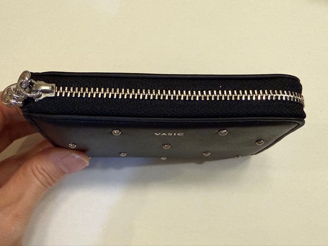 VASIC スタッズ付き二つ折り財布 ブラック/ 新品・未使用