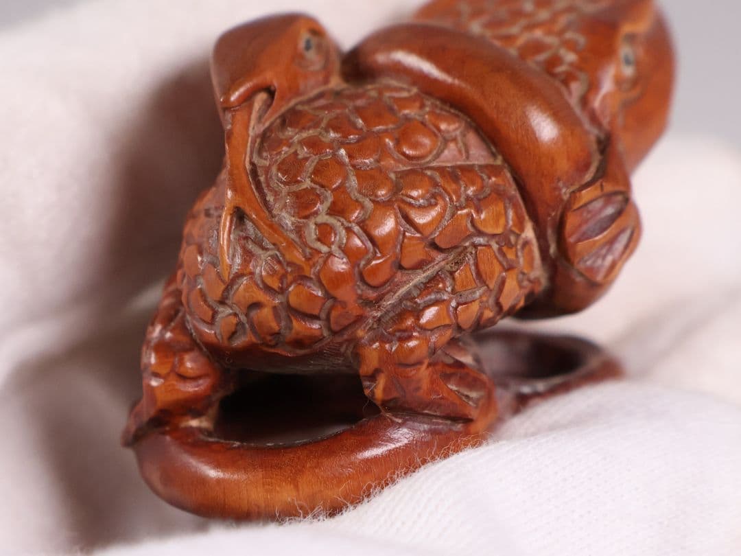 木製 提物 根付 玉石銘 蛙と蛇 彫刻 木彫【MA898】