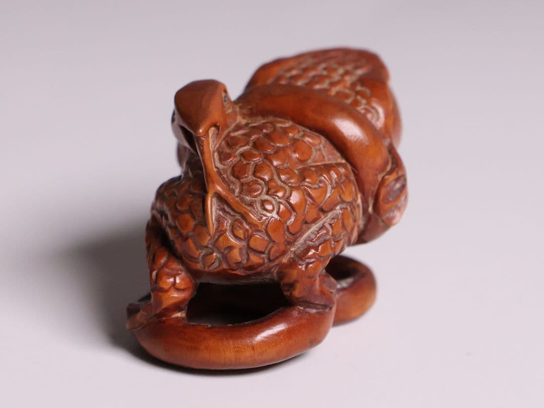 木製 提物 根付 玉石銘 蛙と蛇 彫刻 木彫【MA898】