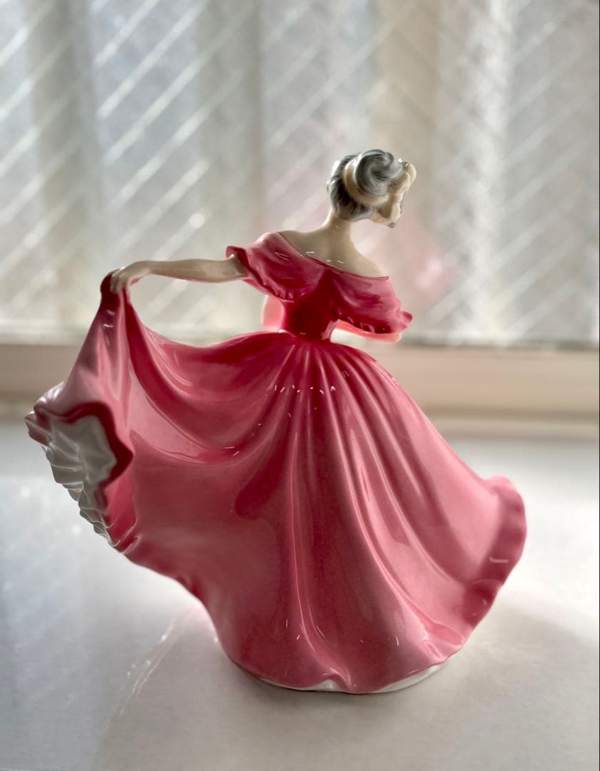 値下げ中　美品ロイヤルドルトンのフィギュリン