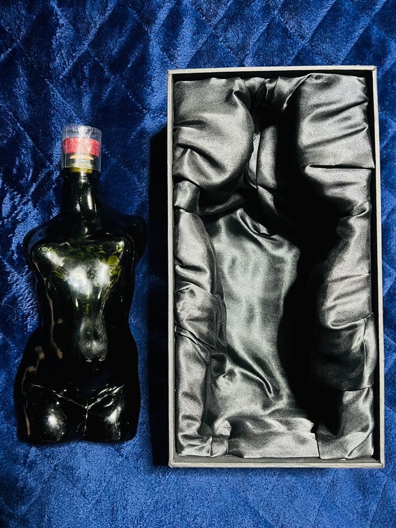 刺青の女ボトル コブラ COBRA 墓場の画廊