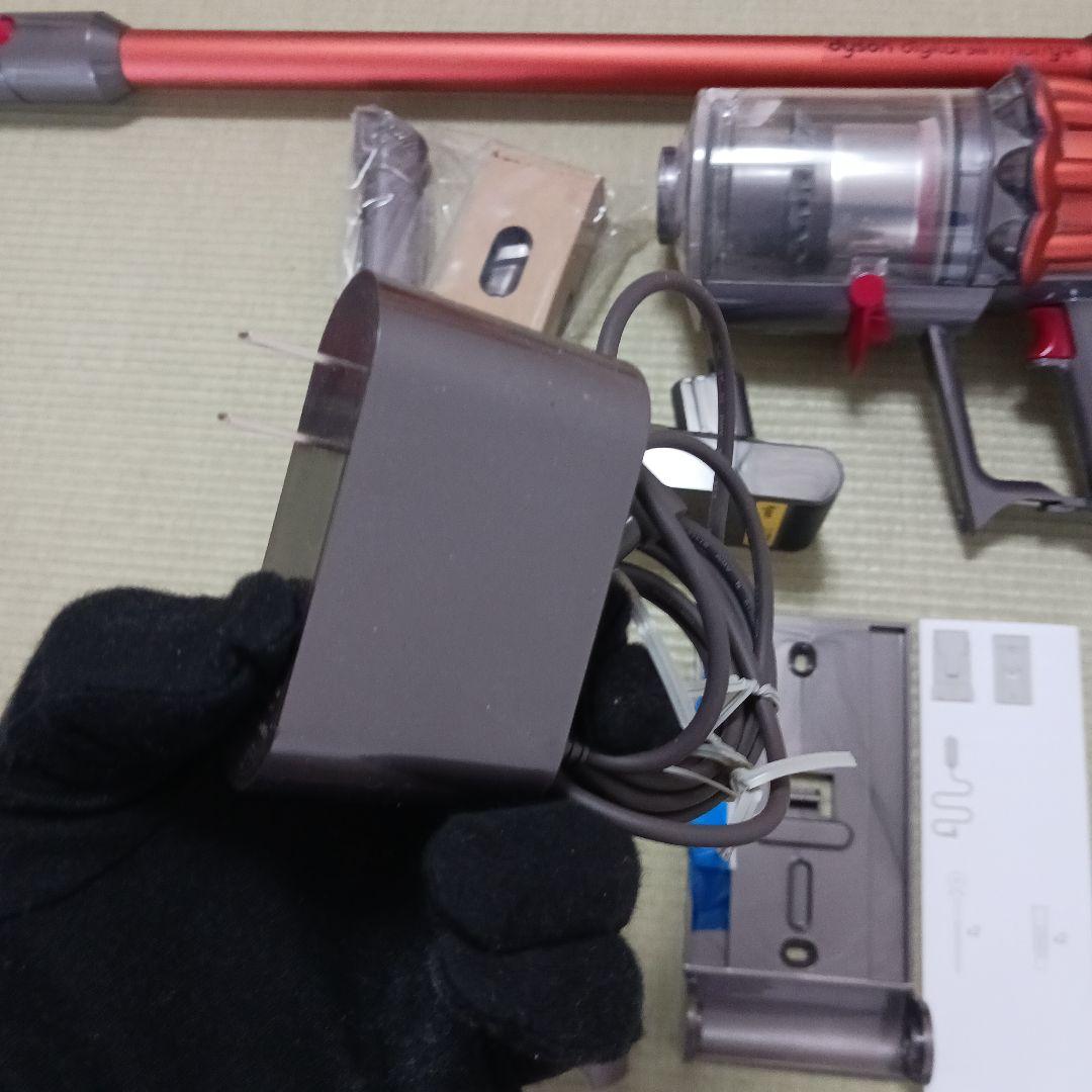 ダイソン　掃除機DigitalSlimFluffy+　本体 充電器・各ノズル付き