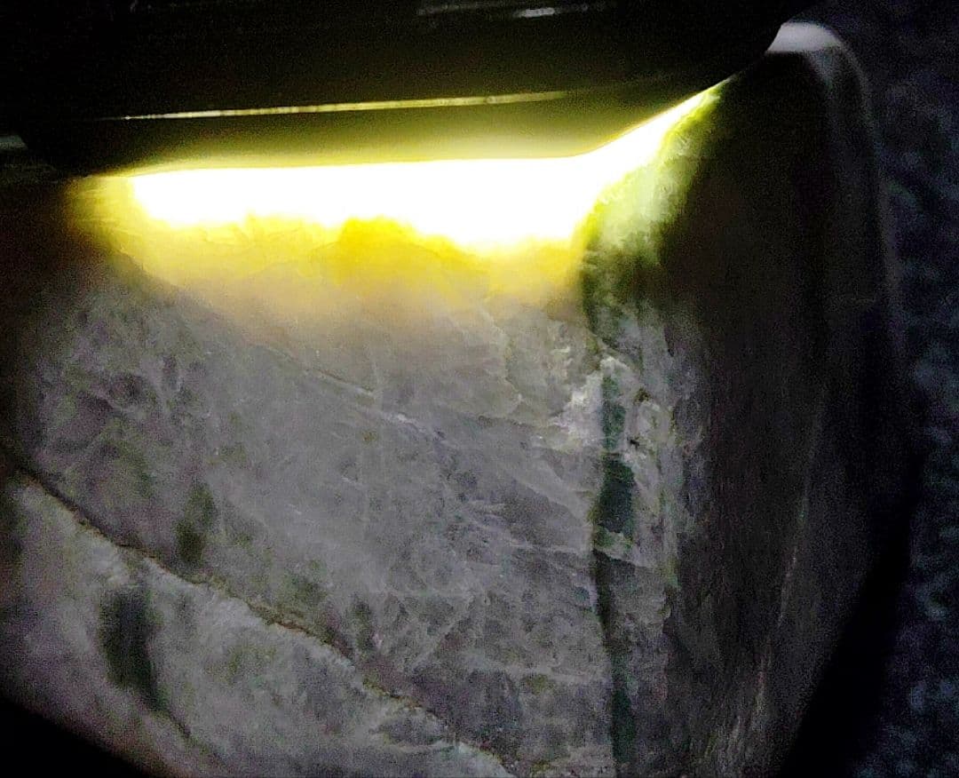 ★翡翠原石★稀少！下仁田硬玉翡翠【転石・切り出し〜磨き483ｇ】