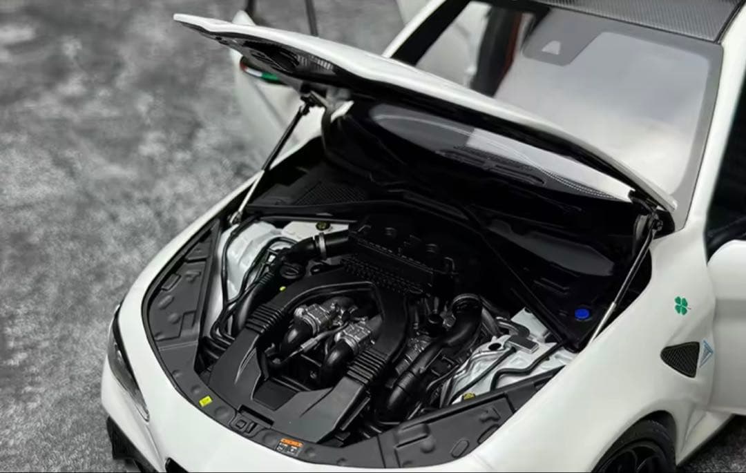 MOTORHELIX Alfa Romeo Giulia 1/18モデルミニカー