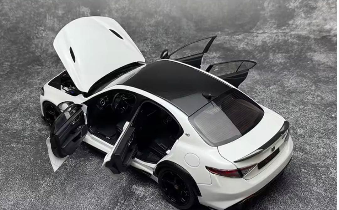 MOTORHELIX Alfa Romeo Giulia 1/18モデルミニカー