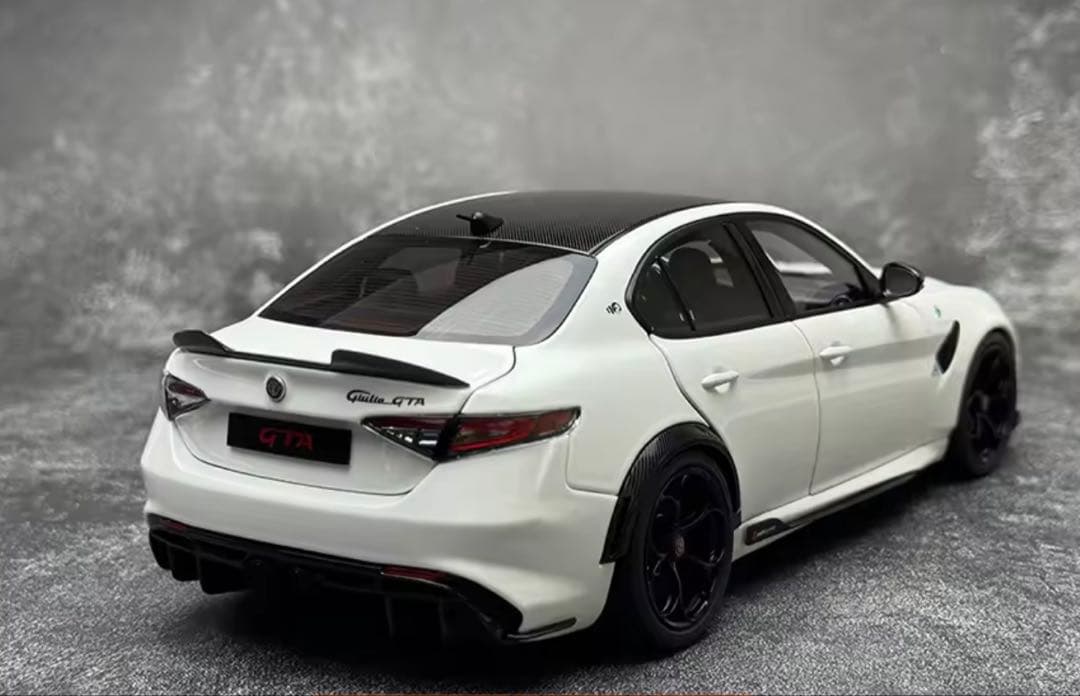 MOTORHELIX Alfa Romeo Giulia 1/18モデルミニカー