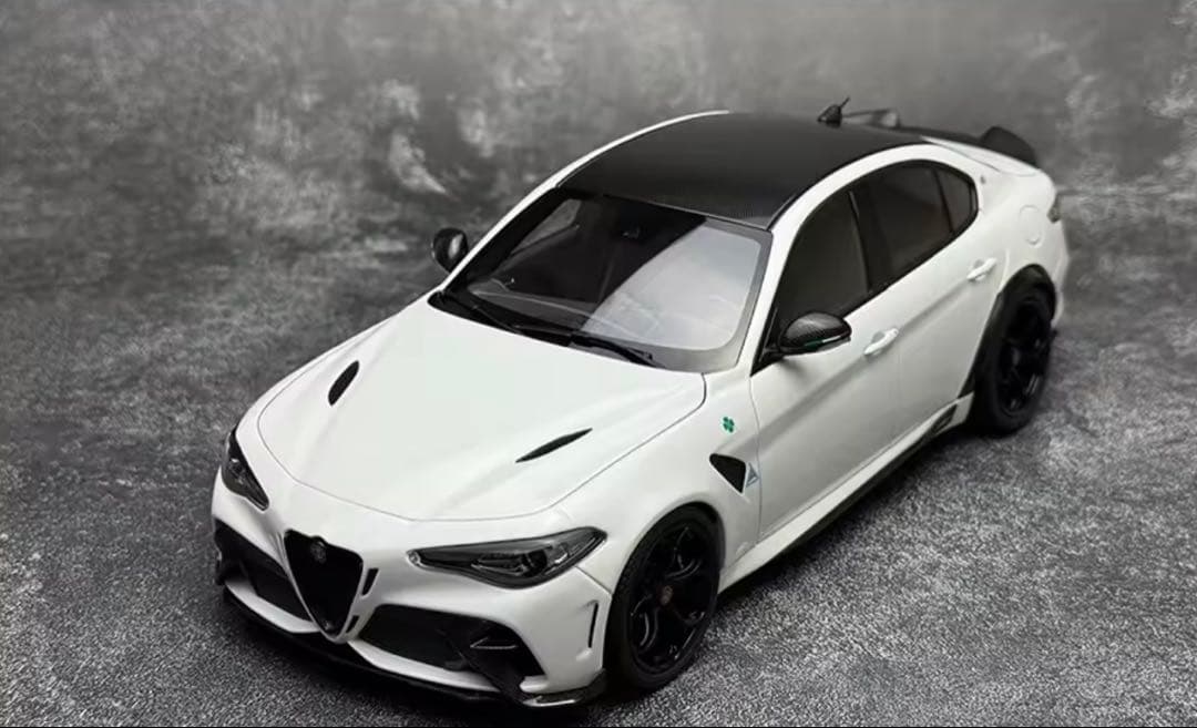 MOTORHELIX Alfa Romeo Giulia 1/18モデルミニカー
