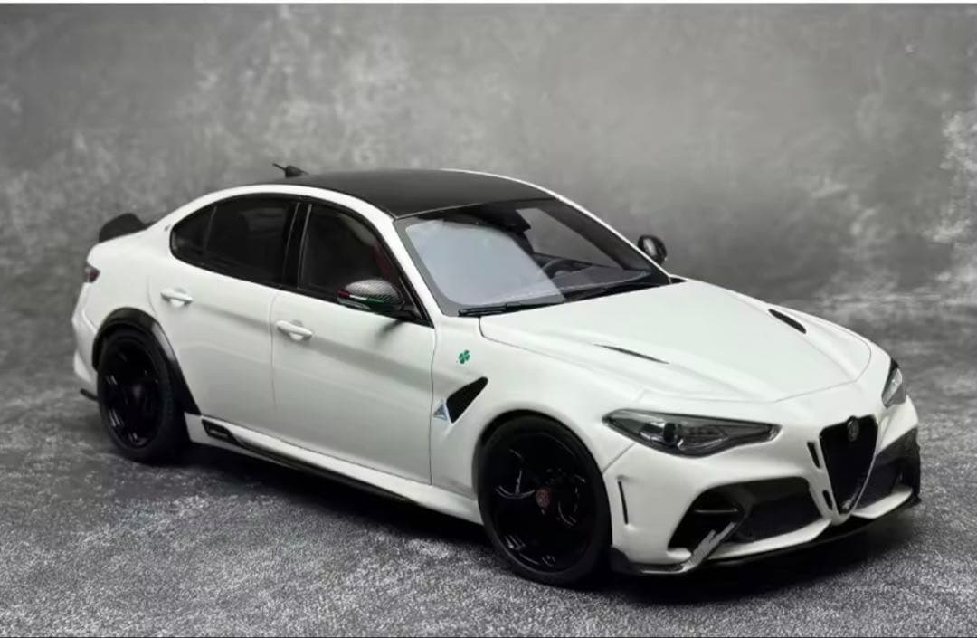 MOTORHELIX Alfa Romeo Giulia 1/18モデルミニカー