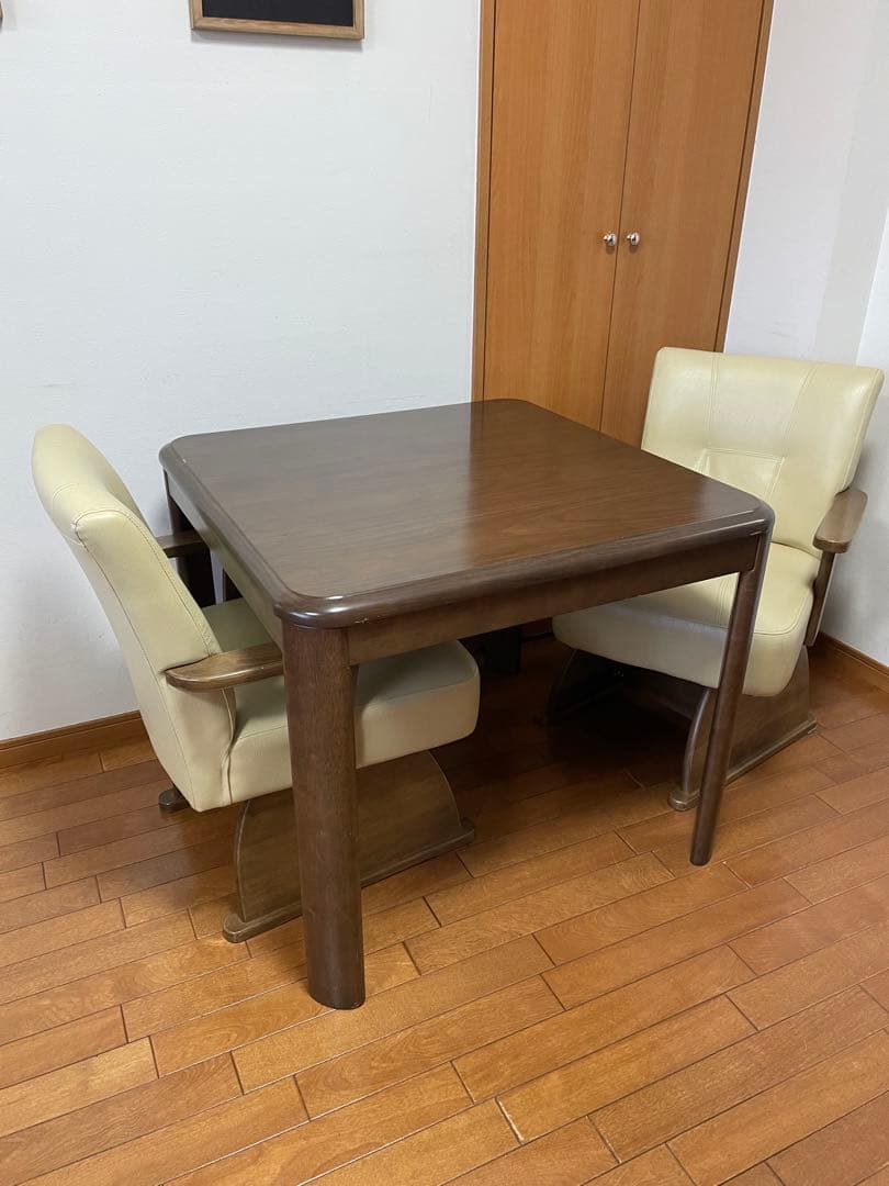 木製正方形テーブルこたつとアーム付きレザー椅子二脚セット布団二枚