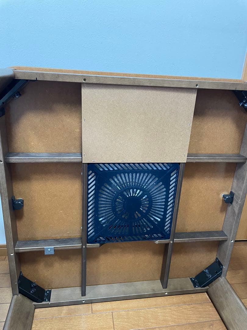 木製正方形テーブルこたつとアーム付きレザー椅子二脚セット布団二枚