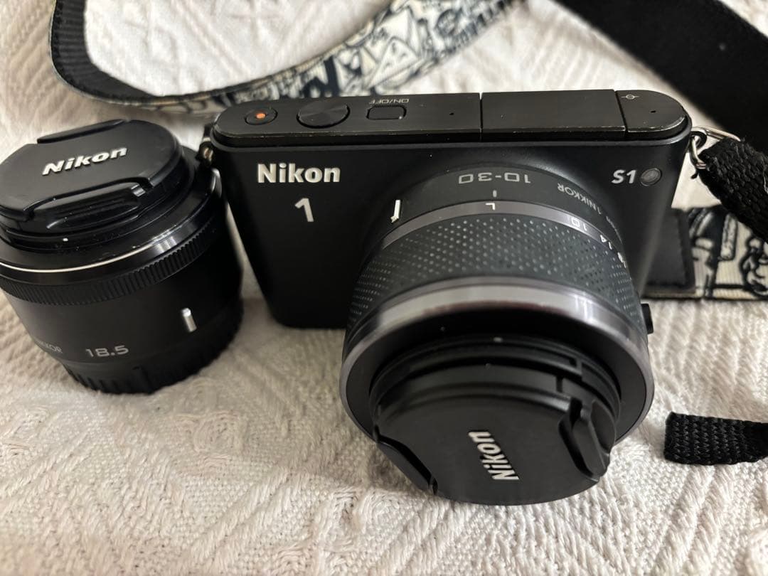Nikon S1 本体　標準ズームレンズセット　(バッテリー2つ付き)