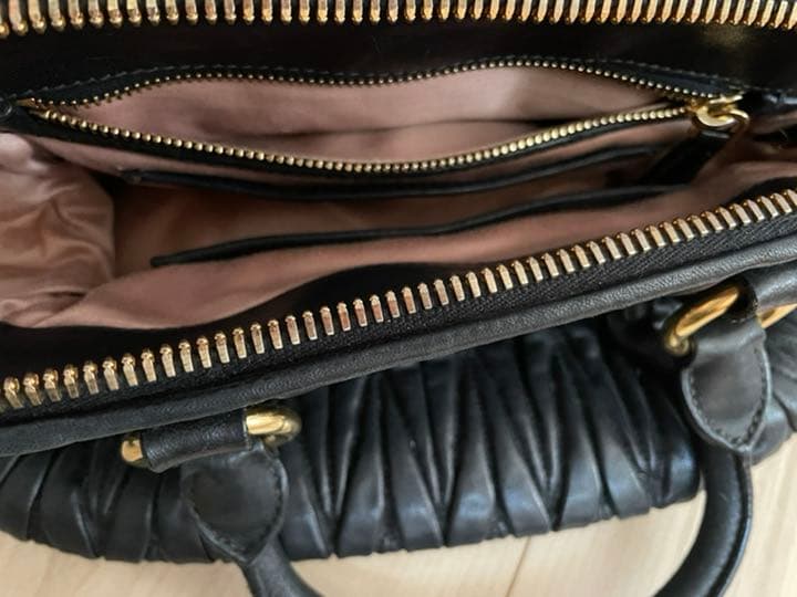 美品ミュウミュウ　ハンドバッグ　ブラック