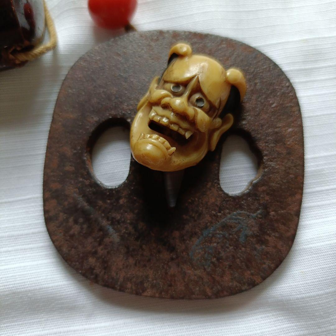 螺鈿細工調の模様あり漆器 印籠　根付珊瑚玉 根付般若彫刻　刀の鍔付き