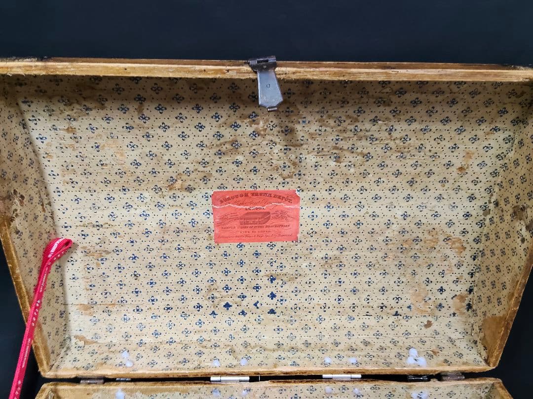 【雰囲気抜群】アンティーク トランク 木箱 ドームトップ 鋲打ち 宝箱 什器