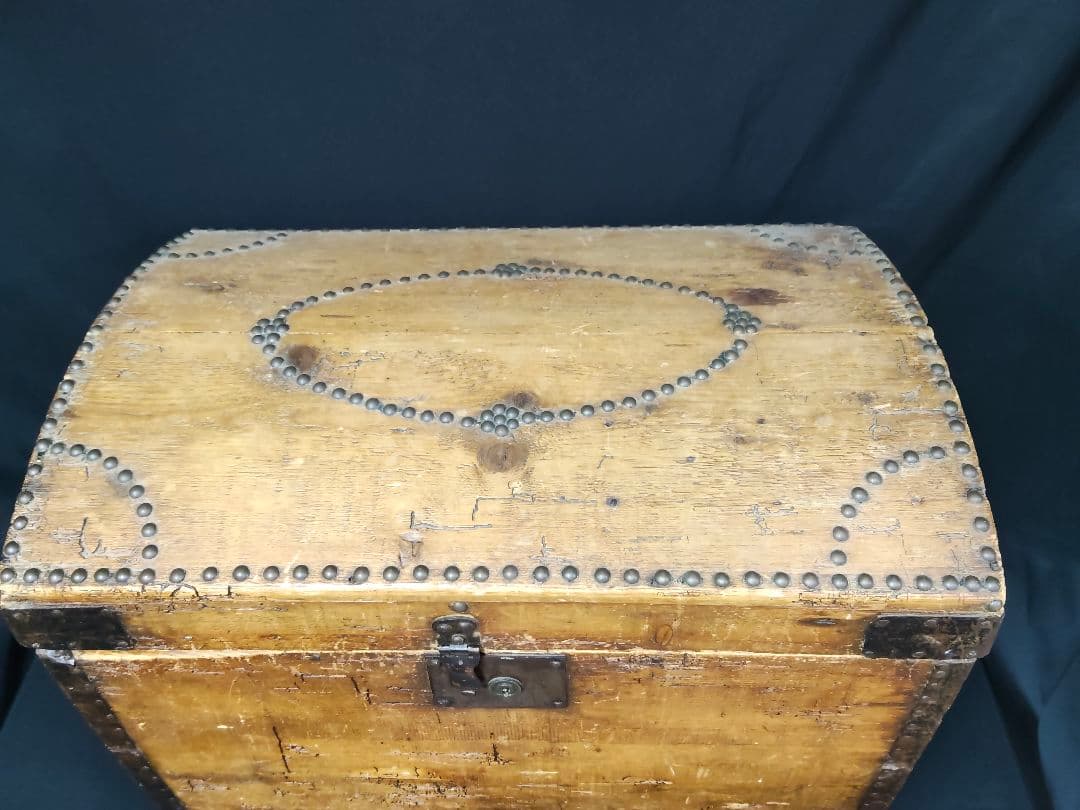 【雰囲気抜群】アンティーク トランク 木箱 ドームトップ 鋲打ち 宝箱 什器